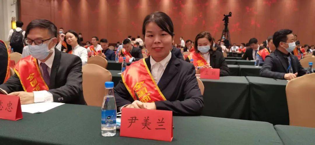 鄂商风采 | 巾帼女英 收银能手——记全国商贸流通服务业劳动模范、武商集团仙桃购物中心“二星级员工”尹美兰